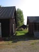 Varastorakennuksia. Taustalla saharakennus. Valokuva: Reine Lukinmaa 2002.